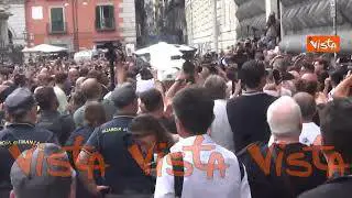 L'uscita del feretro di Giovanbattista Cutolo a Napoli, applauso lunghissimo per salutare il 24enne