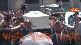 Funerali Giovanbattista Cutolo, l'arrivo del feretro accolto dagli applausi