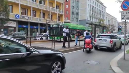Un tir blocca i tram nel centro di Milano