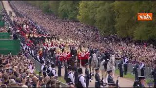 Un anno fa la morte della Regina Elisabetta, ecco la folla sulla Long Walk durante i funerali