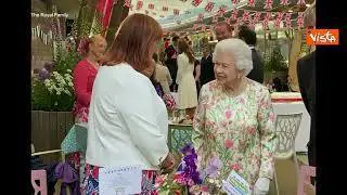 Un anno fa moriva la Regina Elisabetta, ecco quando tagliò la torta con la spada al G7