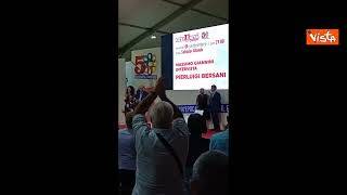 Bersani alla festa dell'Unità a Bologna accolto dagli applausi: Mi viene la pelle d'oca