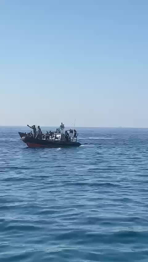 Migranti in coda per entrare nel porto di Lampedusa