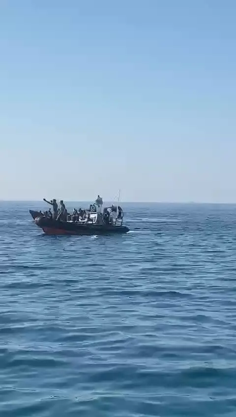 Migranti in coda per entrare nel porto di Lampedusa
