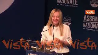 Standing ovation per Meloni all'Assemblea Nazionale di Fratelli d'Italia e lei scherza con la stampa