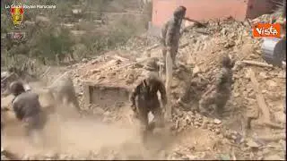 Terremoto Marocco, si scava tra le macerie. Ecco le immagini