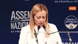 "Non sarà un'avventura". Meloni cita Battisti all'assemblea di FdI