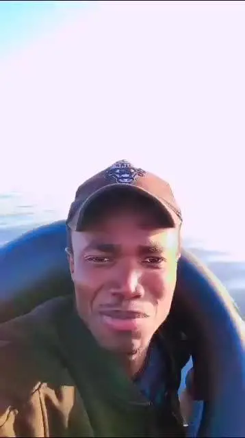 I migranti festeggiano quando arrivano a Lampedusa