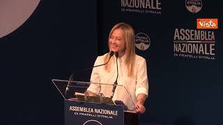 La gag di Meloni all'Assemblea di FdI, alza il braccio destro, poi ci ripensa