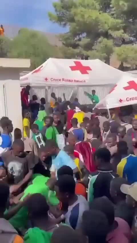 Boom di sbarchi a Lampedusa: le tensioni all'hotspot