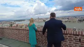 Meloni accolta da Orban con un baciamano alla Chiesa carmelitana di Buda