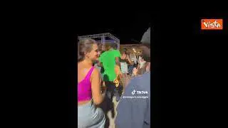 I migranti di Lampedusa ballano con turisti e residenti alla festa in piazza