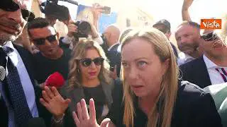 Lampedusani bloccano il convoglio di Meloni, la premier li incontra: "Ci metto la faccia"