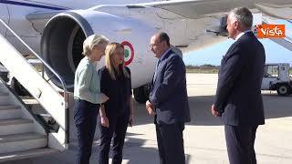"Brava Giorgia", Meloni accolta tra gli applausi dagli abitanti di Lampedusa