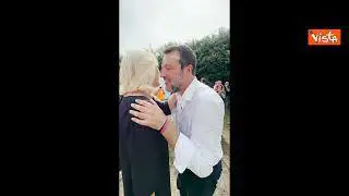 Marine Le Pen arriva a Pontida, Salvini le dona libro sui ponti più famosi