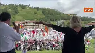 Marine Le Pen sul palco saluta i leghisti riuniti a Pontida