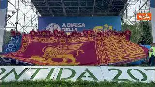 La bandiera con il Leone di San Marco srotolata sul palco di Pontida