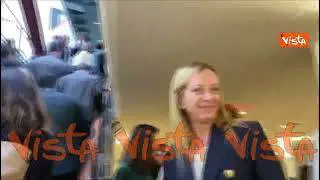 Meloni lascia l'assemblea Onu e fa il segno della vittoria
