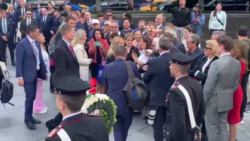 L'omaggio di Meloni alla statua di Cristoforo Colombo a New York