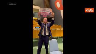 L'ambasciatore di Israele Erdan mostra foto Masha durante discorso Presidente iraniano Raisi all'Onu