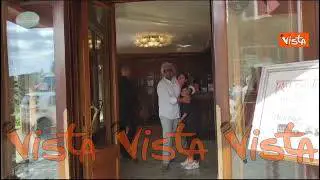 Grillo a Roma, l'abbraccio con Virginia Raggi