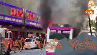 In fiamme un furgoncino dei gelati sotto al Radio City Music Hall di Manhattan, a New York