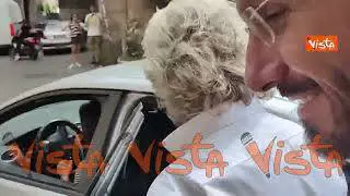 Grillo lascia l'Hotel Forum dopo l'incontro con Conte recitando una frase in cinese