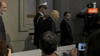 Napolitano saluta i giornalisti alle consultazioni nel 2018