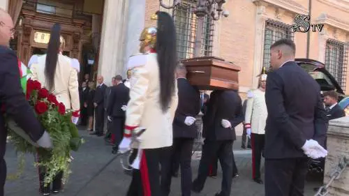 L'ingresso del feretro dell'ex Capo dello Stato Giorgio Napolitano