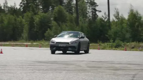 La prova dei 300 km con Kia Ev6: guarda il video 