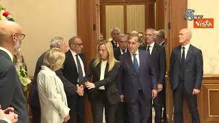 Meloni alla camera ardente di Napolitano omaggia la moglie Clio e i famigliari