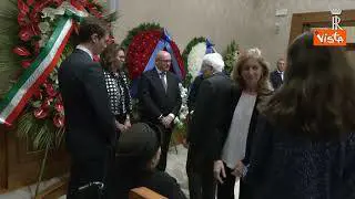 Mattarella alla camera ardente di Napolitano omaggia la moglie Clio e i famigliari