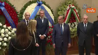 Meloni si fa il segno della croce davanti al feretro di Napolitano