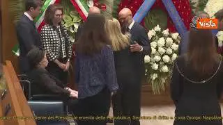 Meloni e Draghi alla camera ardente di Napolitano, tra loro solo un rapido scambio di sguardi