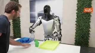 Elon Musk mostra le nuove abilità di Optimus, il robot umanoide di Tesla