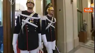 Il feretro di Napolitano entra a Montecitorio, al seguito la moglie Clio