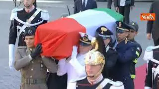 Funerali Napolitano, l'arrivo del feretro a Montecitorio accolto dagli applausi