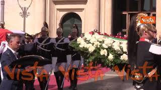 L'uscita del feretro di Napolitano dopo i funerali di Stato a Montecitorio