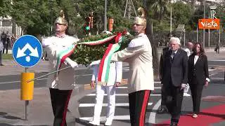 Mattarella depone una corona per l'anniversario delle Quattro Giornate di Napoli