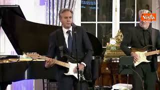Blinken suona la chitarra e canta a un'iniziativa di diplomazia musicale
