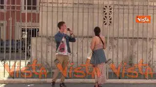 Il Governo riapre Piazza Colonna al pubblico e i turisti tornano davanti Palazzo Chigi, le immagini