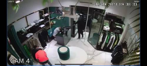 Le immagini della rapina nel negozio del centro di Napoli