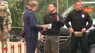 Borrell a Kiev depone fiori al Muro della Memoria a Kiev con Zelensky