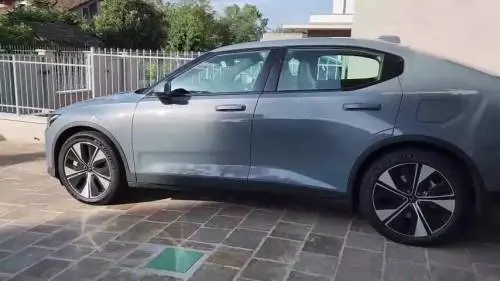 In autostrada senza ricaricare: la prova con Polestar 2 MY24: guarda il video