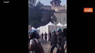 Meloni a Torino, scontri al corteo tra studenti e forze dell'ordine