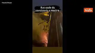 Le fiamme e i primi soccorsi ai passeggeri del bus precipitato dal cavalcavia