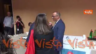 Romano Prodi prende il caffè al Festival delle Città di Ali