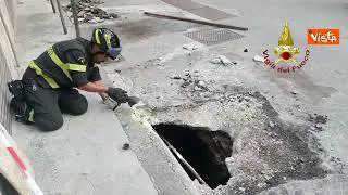 Si apre voragine in strada a Napoli, l'intervento dei Vigili del Fuoco