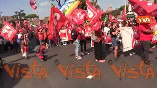 Manifestazione per la Costituzione, i manifestanti intonano Bella Ciao