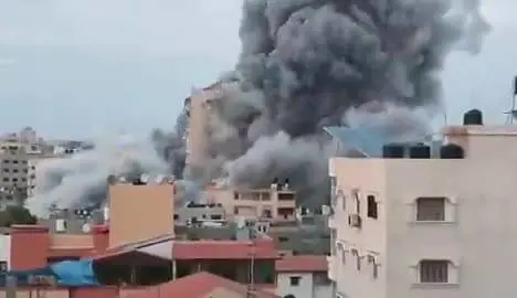 L'aviazione distrugge la torre di Gaza